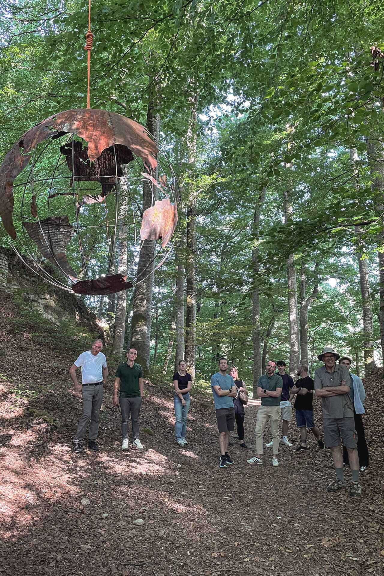 teamausflug_schlossberg_kunst_metallglobus.jpg