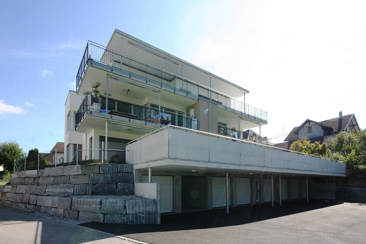 mehrfamilienhaus_buetzberg_balkone_garage.jpg
