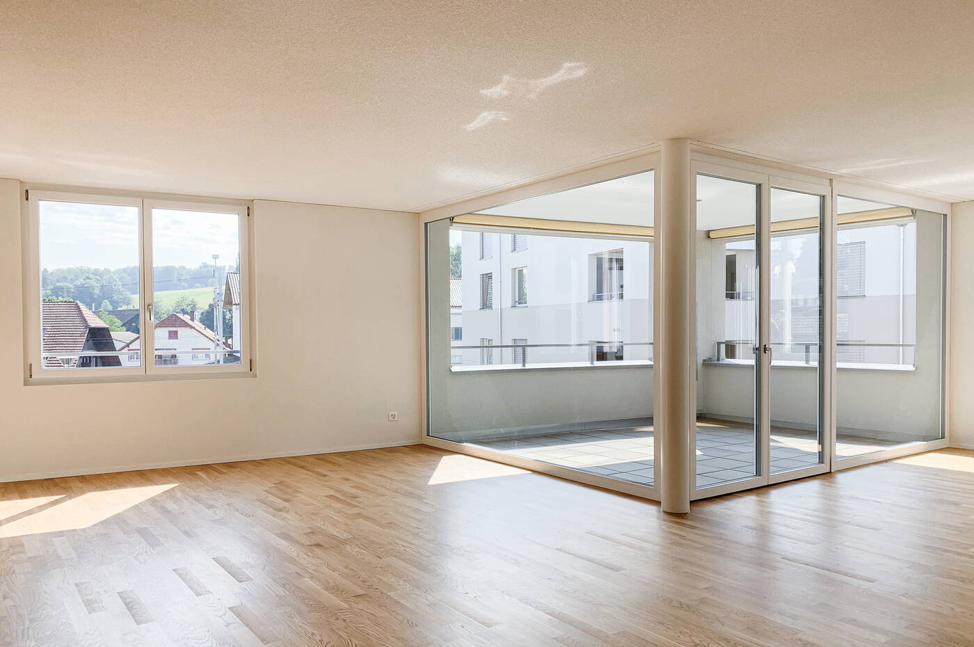 ueberbauung_drei_freunde_aarwangen_wohnzimmer_balkon.jpg