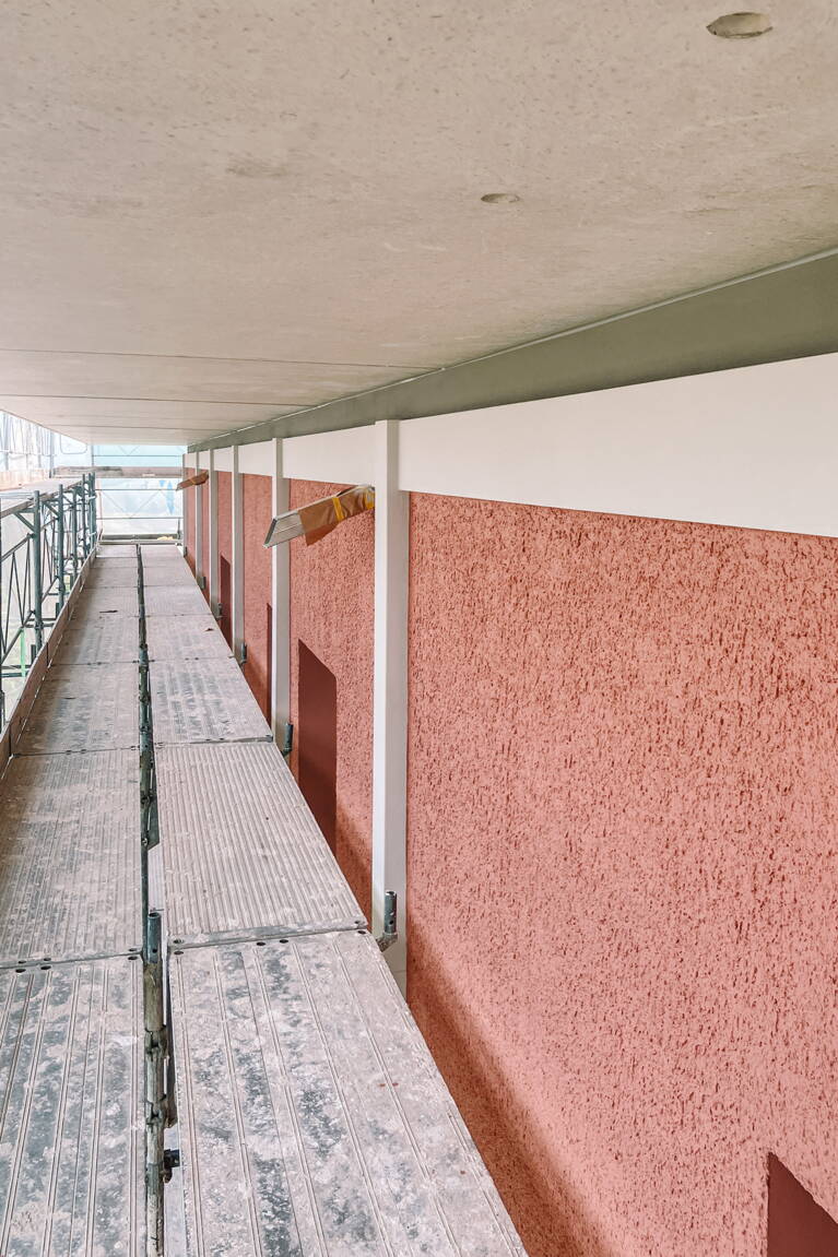 wiedlisbach_sanierung_hochhaus_wandfarbe_geruest.jpg
