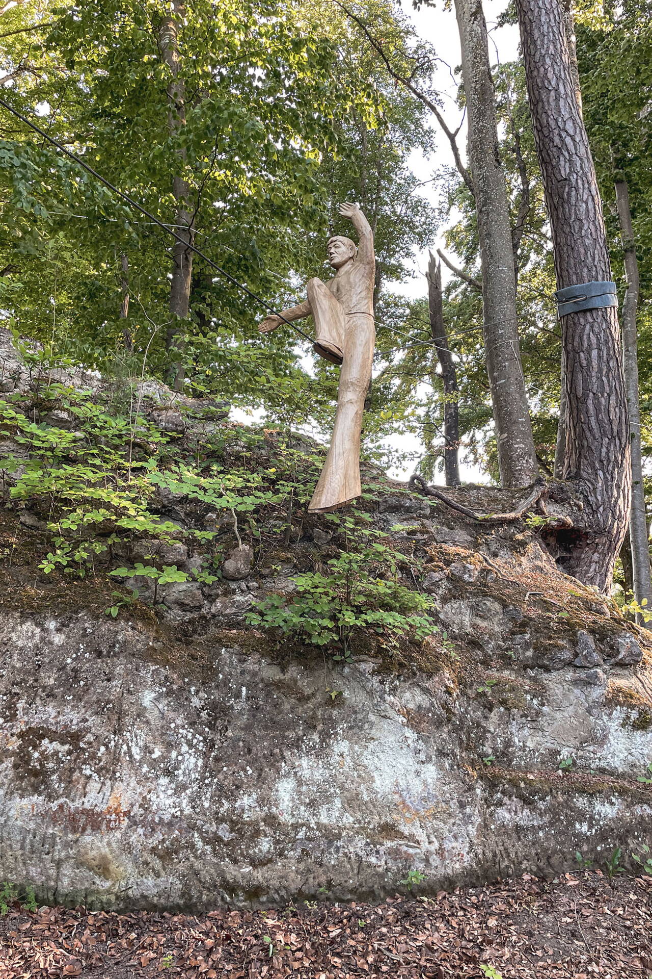 teamausflug_schlossberg_kunst_holz_seillaeufer.jpg
