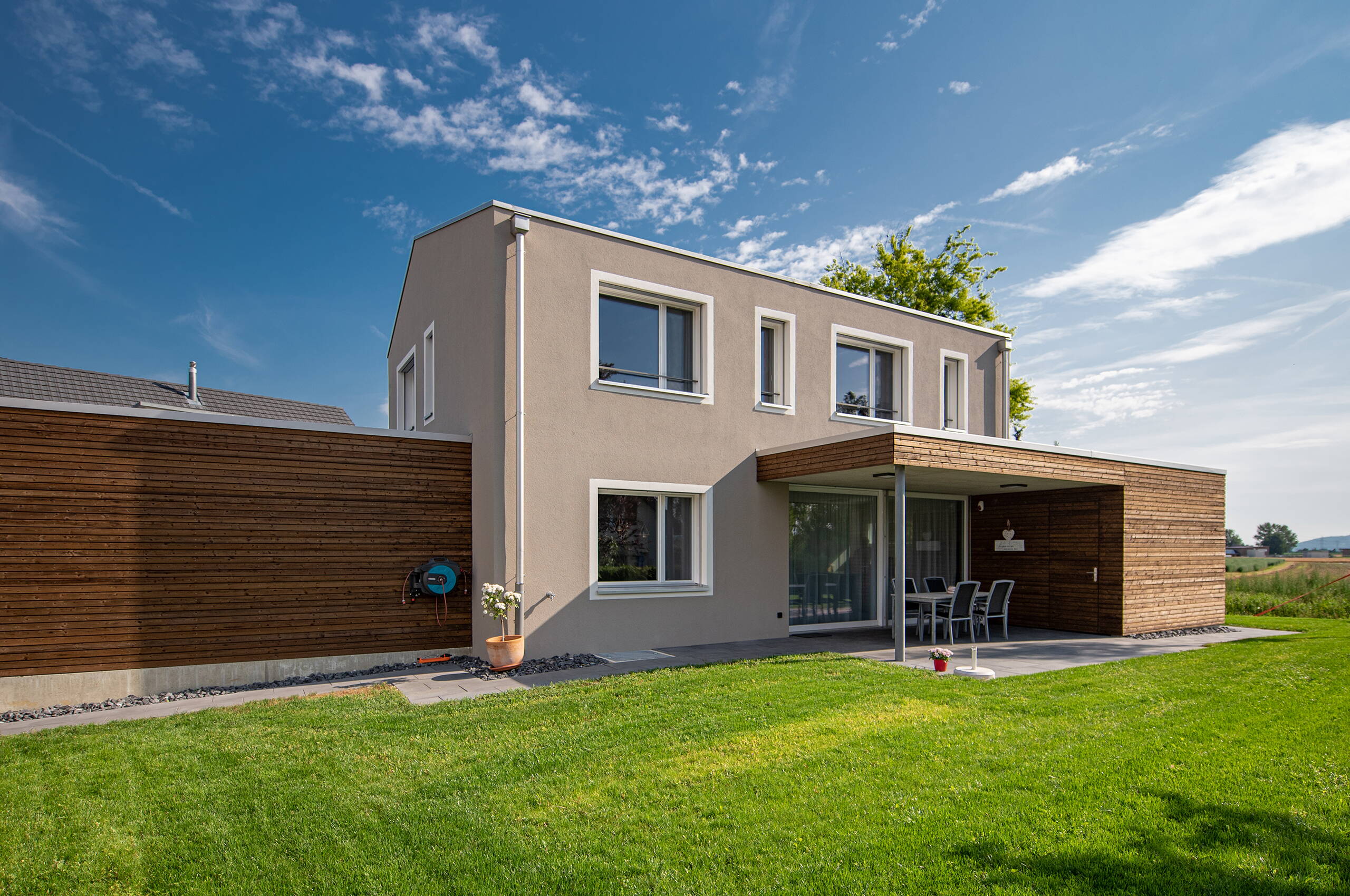 einfamilienhaus_niederbipp_garten_terrasse.jpg