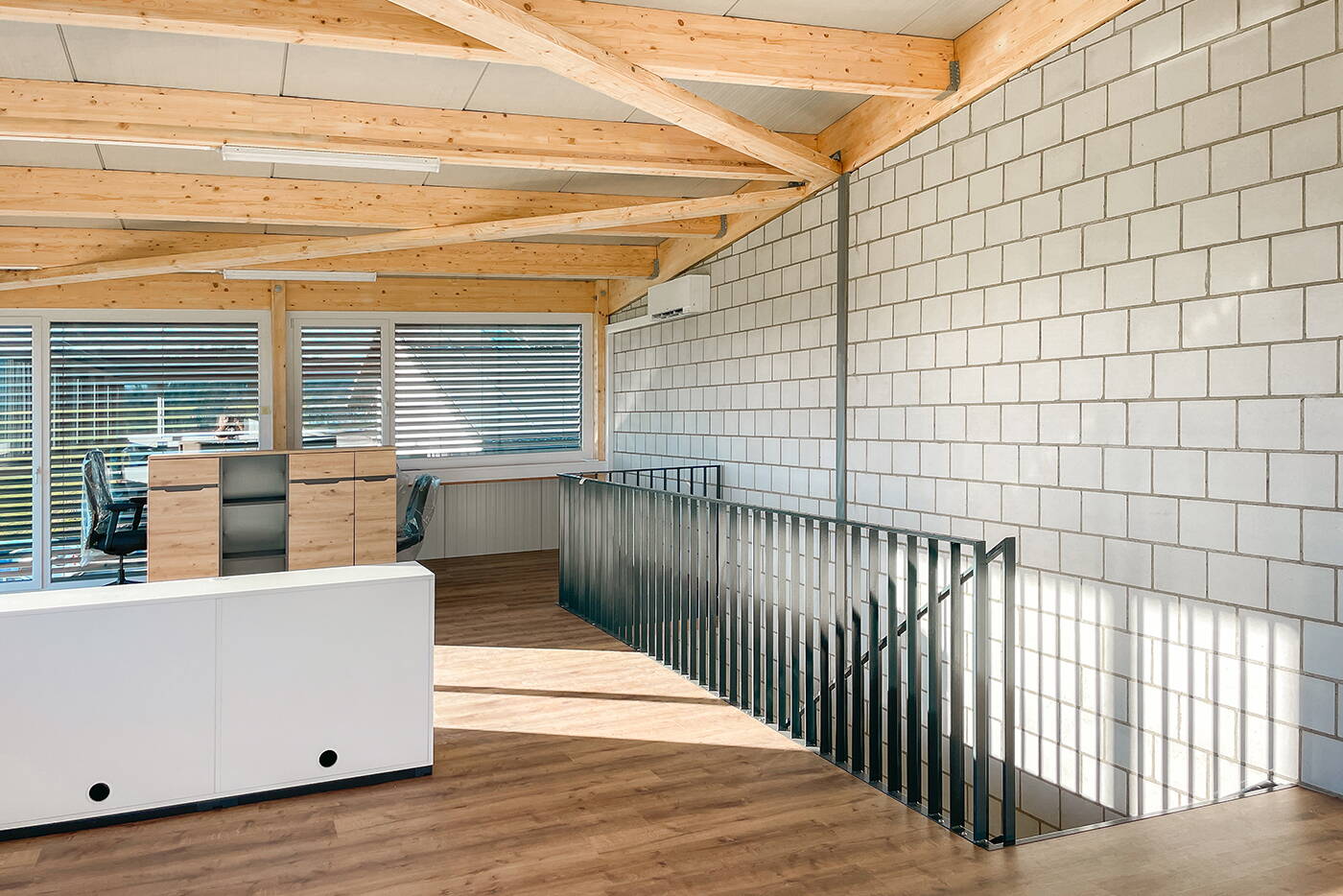 neubau_werkhalle_roethenbach_bureau_treppe.jpg