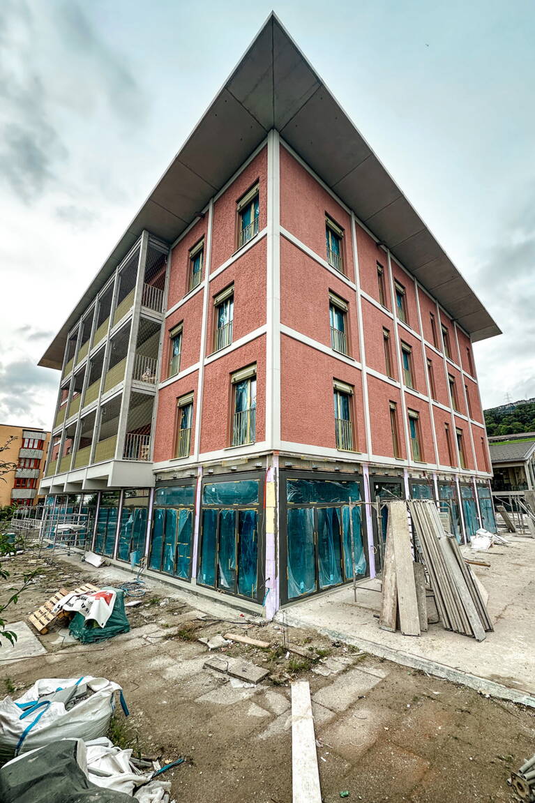 wiedlisbach_sanierung_hochhaus_fassade_farbe_02.jpg