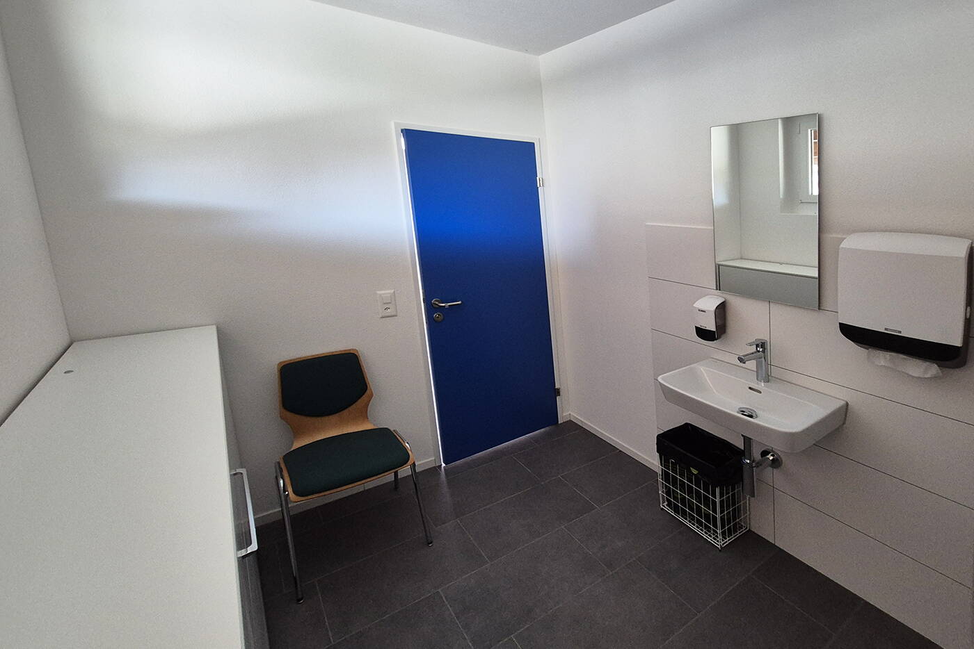 sanierung_roggliswil_schulareal_garderobe_tuer.jpg
