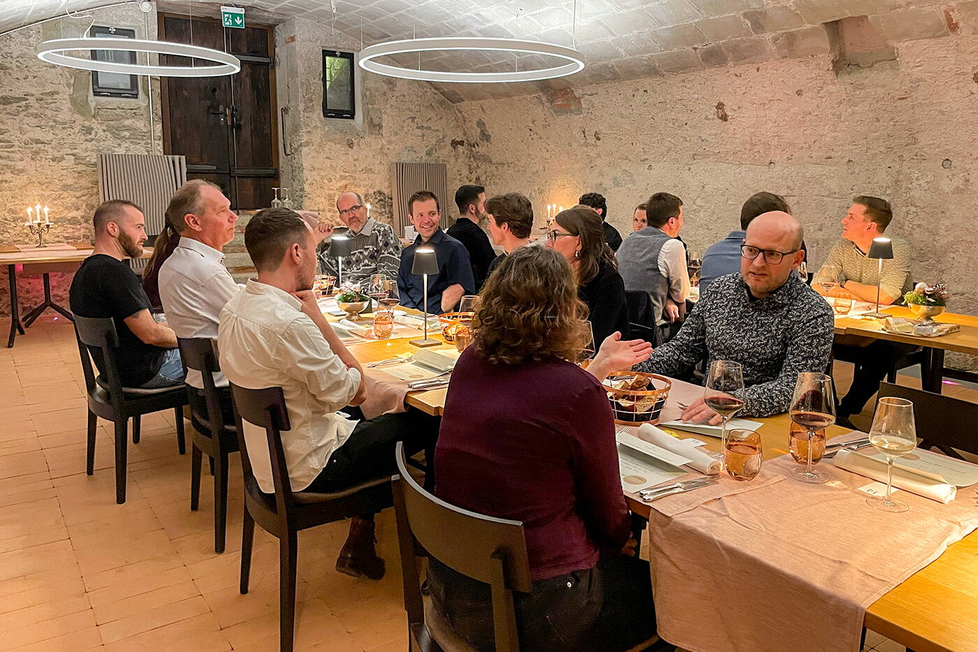 weihnachtsessen_2026_gespraeche_essen.jpg