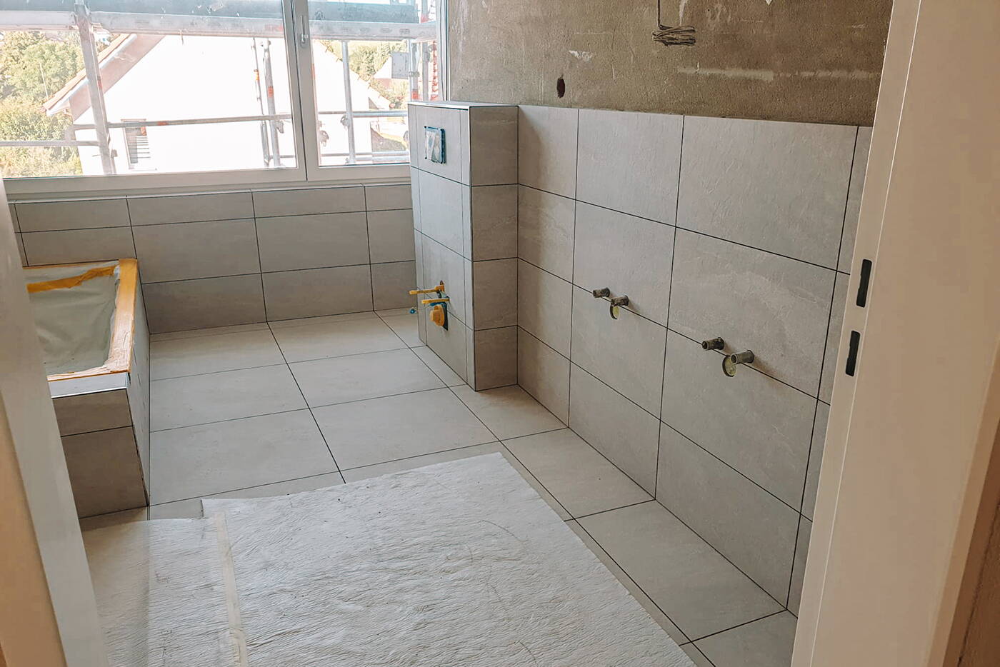lostorf_neubau_2efh_bad_plattenleger.jpg