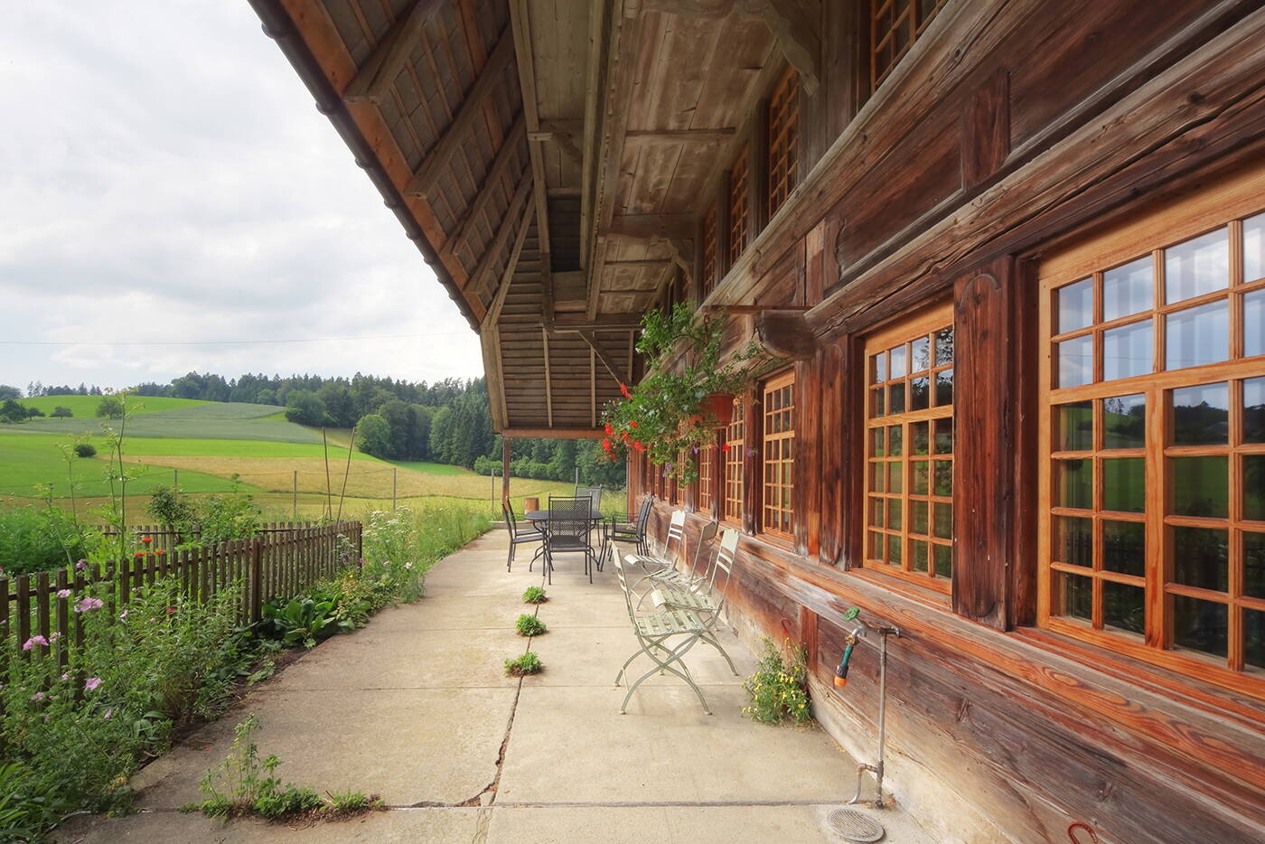 umbau_bauernhaus_melchnau_terrasse_aussicht.jpg