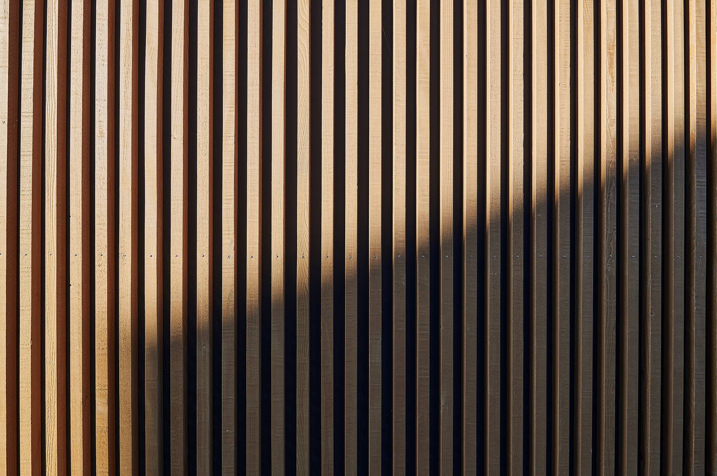 bahnhofstrasse_attiswil_holzfassade_licht_schatten.jpg