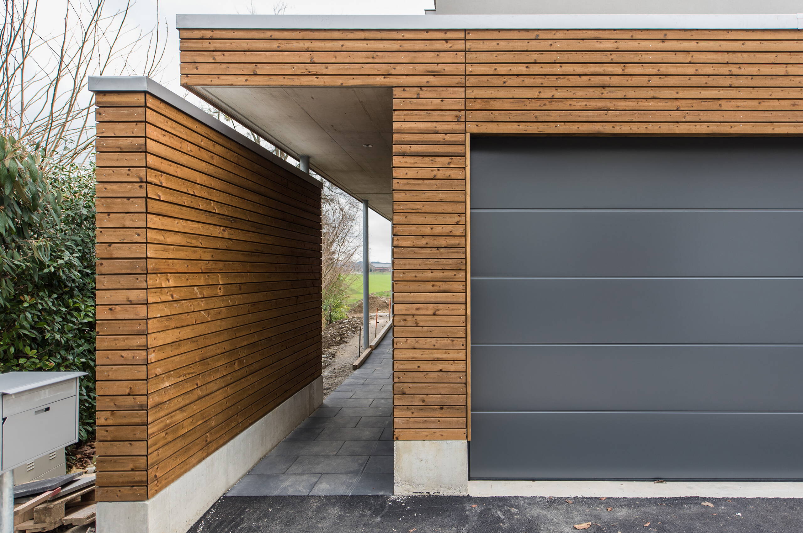 einfamilienhaus_niederbipp_holzfassade_garage.jpg