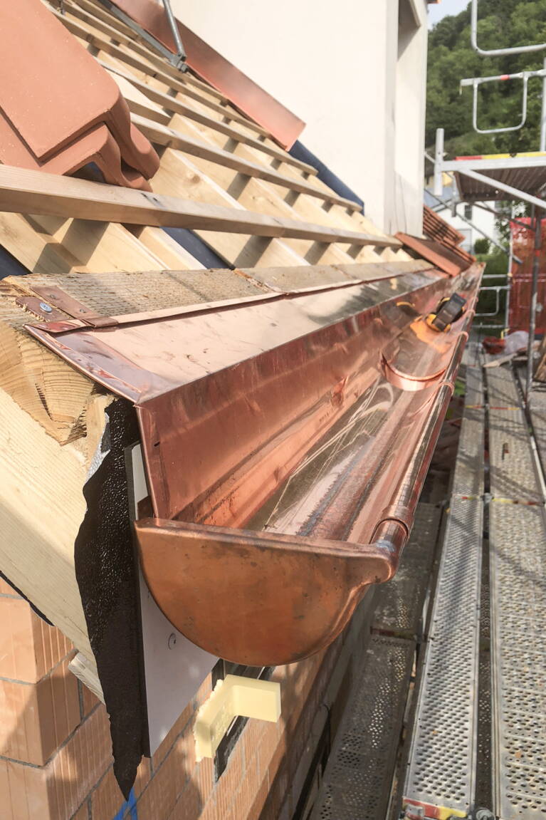 lostorf_neubau_2efh_dachrinne.jpg