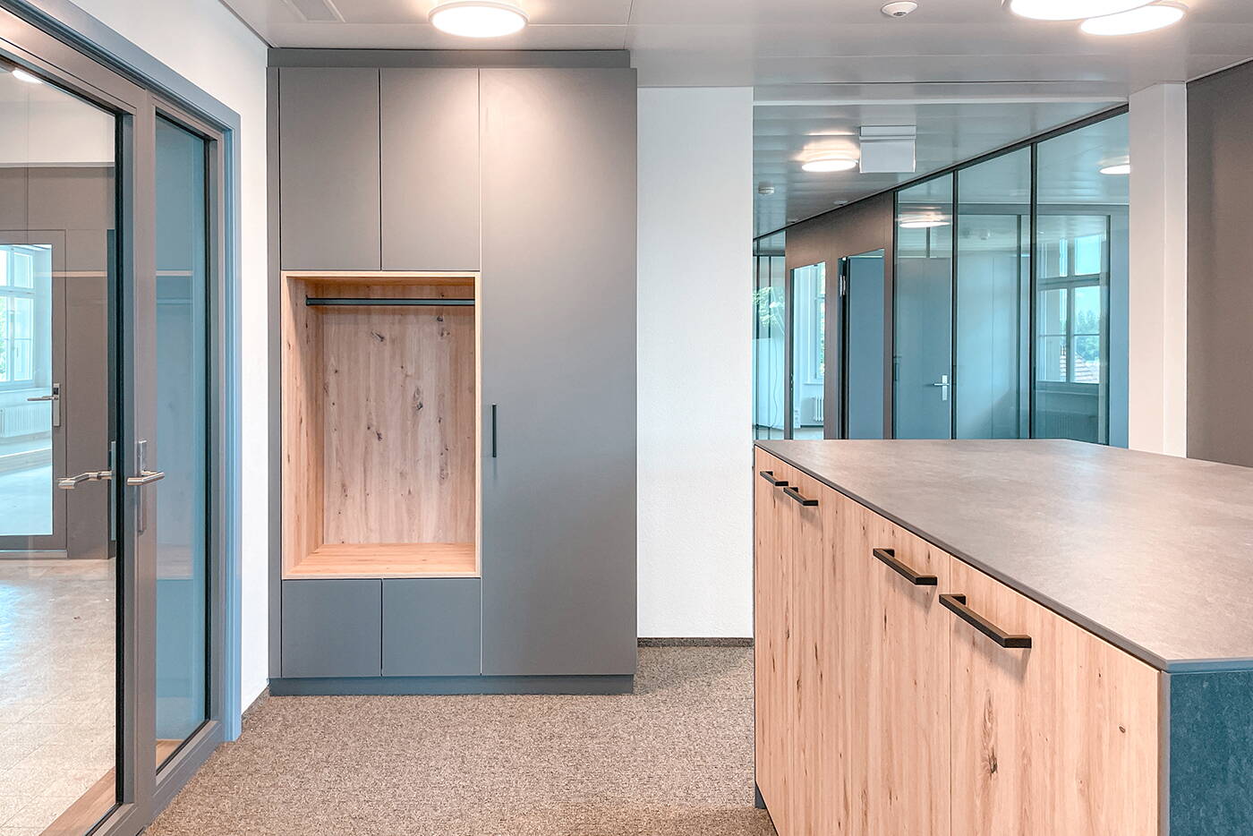 umbau_dlz_aarwangen_garderobe_theke.jpg