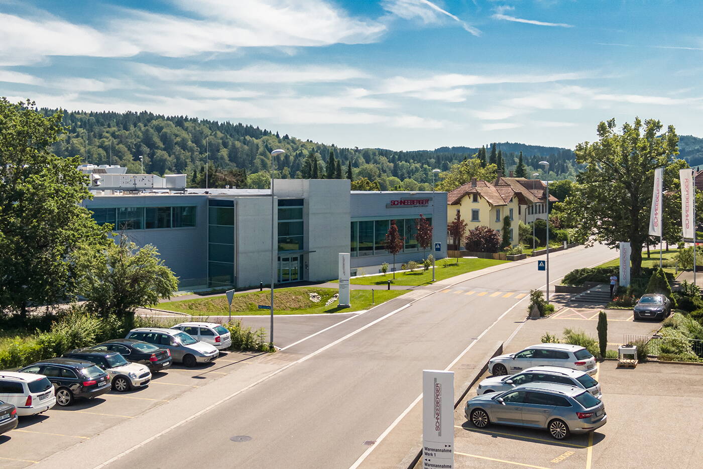 werkhalle_schneeberger_parkplatz.jpg werkhalle_schneeberger_parkplatz.jpg