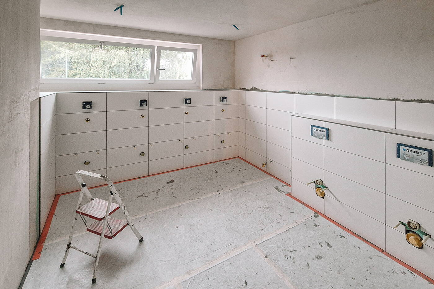 sanierung_roggliswil_schulareal_plattenleger_pissoir.jpg